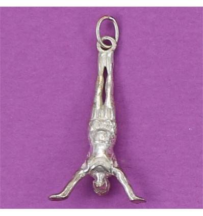 pendentif gymnaste au sol en short