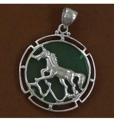 pendentif stylisé cheval sur fond en jade