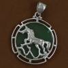 pendentif stylisé cheval sur fond en jade