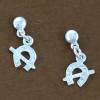 boucles d'oreilles fer cheval et cravache qui pendent