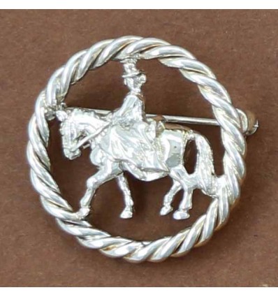 broche ronde avec cheval de dressage