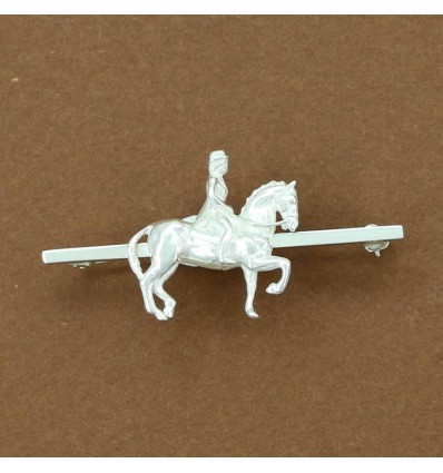 broche cheval de dressage longue