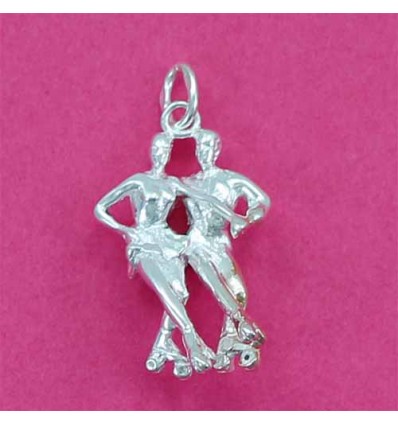 pendentif couple patinage artistique à roulettes