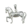 pendentif cheval lipizzan au pas espagnol